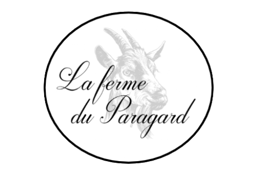 Le logo noir et blanc de La ferme du Paragard. De forme ovale, se trouve au milieu le nom "La ferme du Paragard" en écriture noire et cursive. En fond, se trouve une tête de de chèvre dessinée au crayon de couleur gris très clair. Deux éléments entourés d'une bordure noir solide.